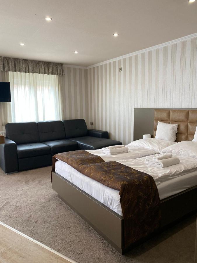 Blueline Motel ยาสซ์แบร์รีนย์ ภายนอก รูปภาพ