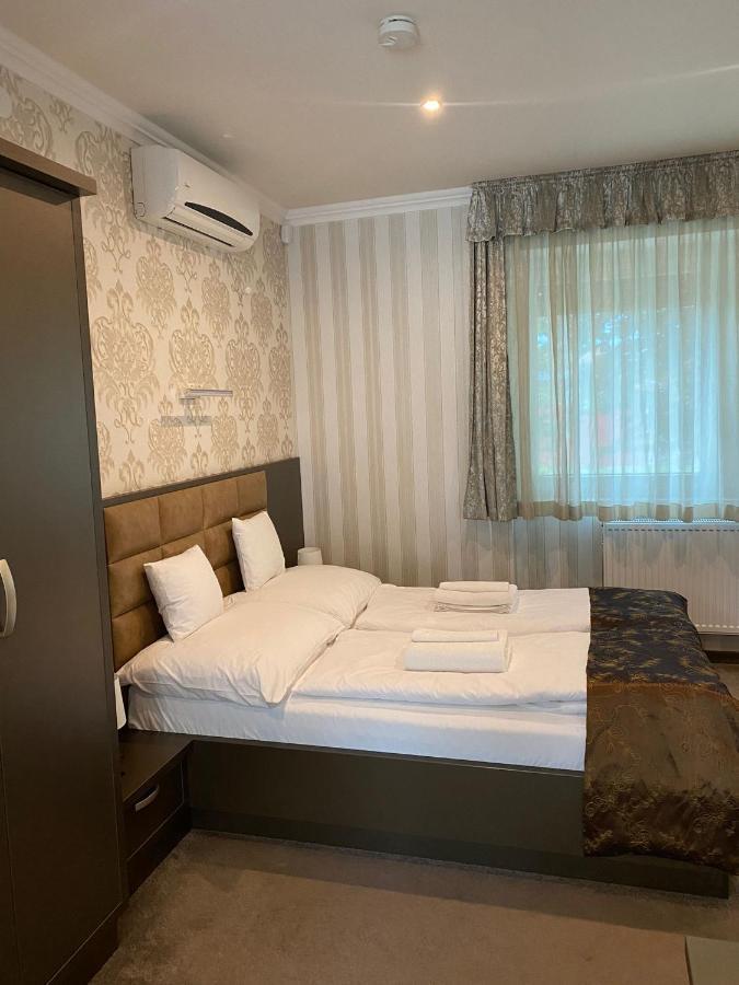 Blueline Motel ยาสซ์แบร์รีนย์ ภายนอก รูปภาพ
