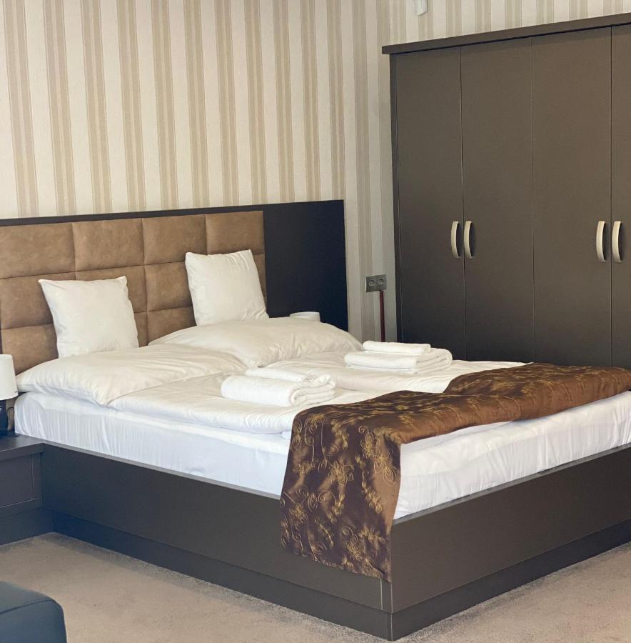 Blueline Motel ยาสซ์แบร์รีนย์ ภายนอก รูปภาพ