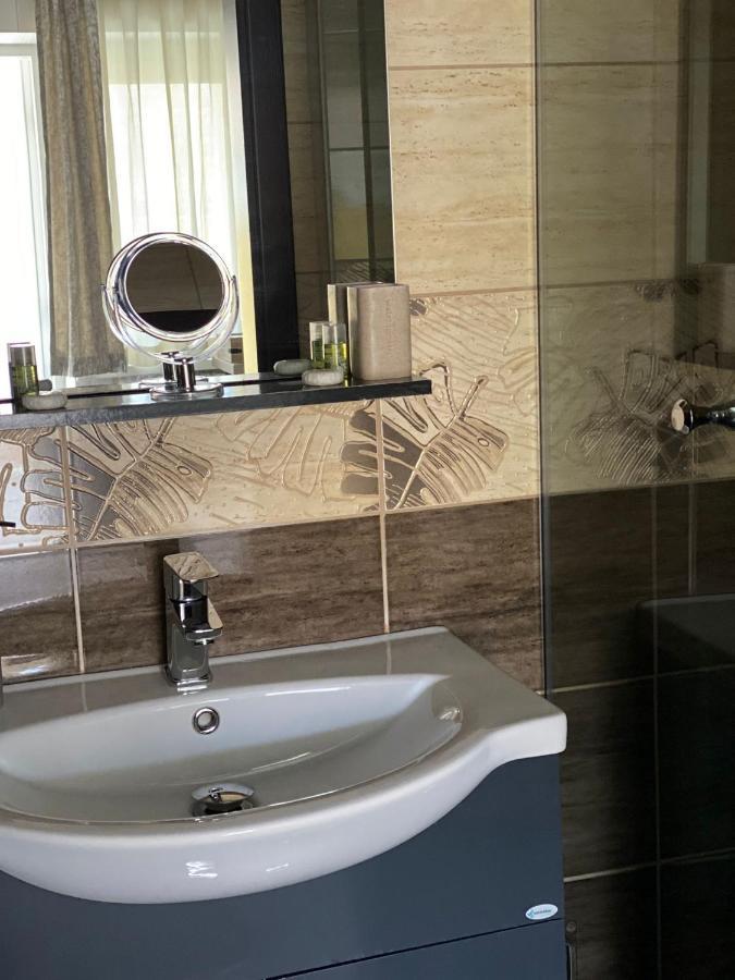 Blueline Motel ยาสซ์แบร์รีนย์ ภายนอก รูปภาพ
