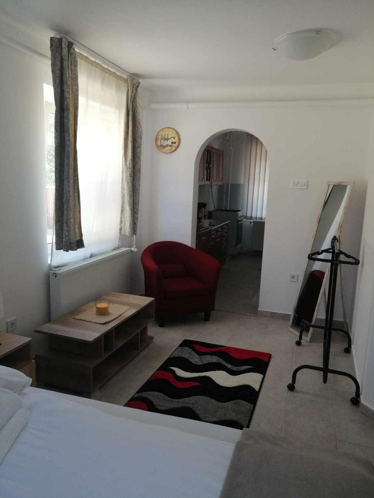 Blueline Motel ยาสซ์แบร์รีนย์ ภายนอก รูปภาพ